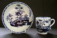 LOWESTOFT PORCELAIN RARE BLUE AND WHITE SCROLL HANDLE COFFEE CUP & SAUCER CHINESE GARDEN SCENE PATTERN C.1770-1780 right