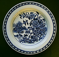 CAUGHLEY PORCELAIN BLUE AND WHITE ROUND BUTTER TUB DISH - CAUGHLEY FENCE PATTERN C.1775-1785